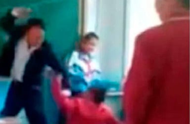 Profesor castiga a cinturonazos a alumno que hacía bullying a otro niño