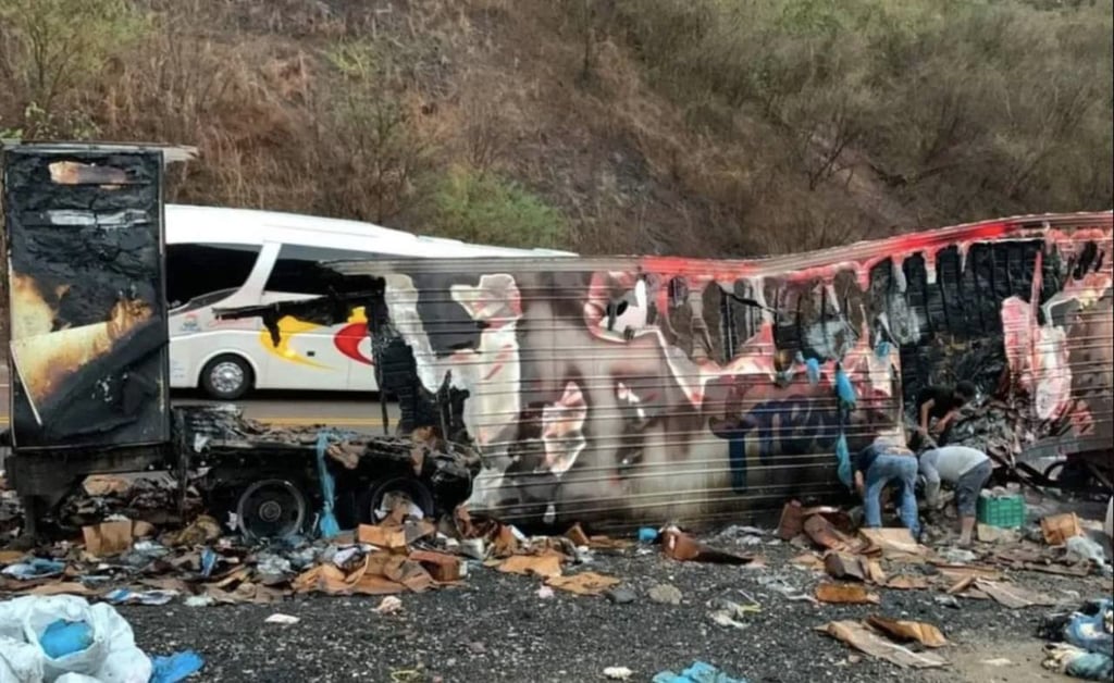 Rapiñan camión de carne tras incendiarse en la carretera Durango-Mazatlán
