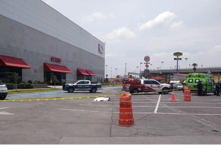 Matan a tiros a un hombre afuera de centro comercial en Ecatepec