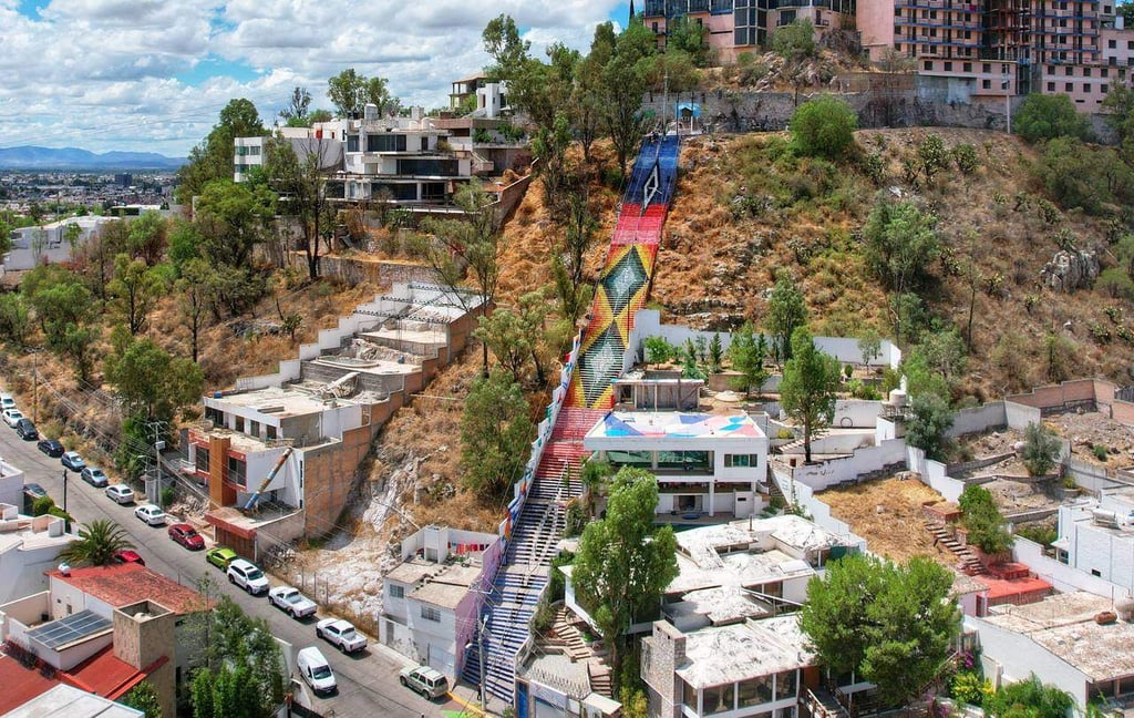 Artistas urbanos dan color a las 'escaleras del parque'