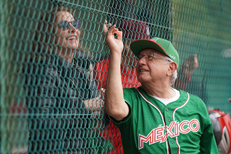 Echando novio con mi beisbolista favorito: Beatriz Gutiérrez Müller presume romántica foto con AMLO