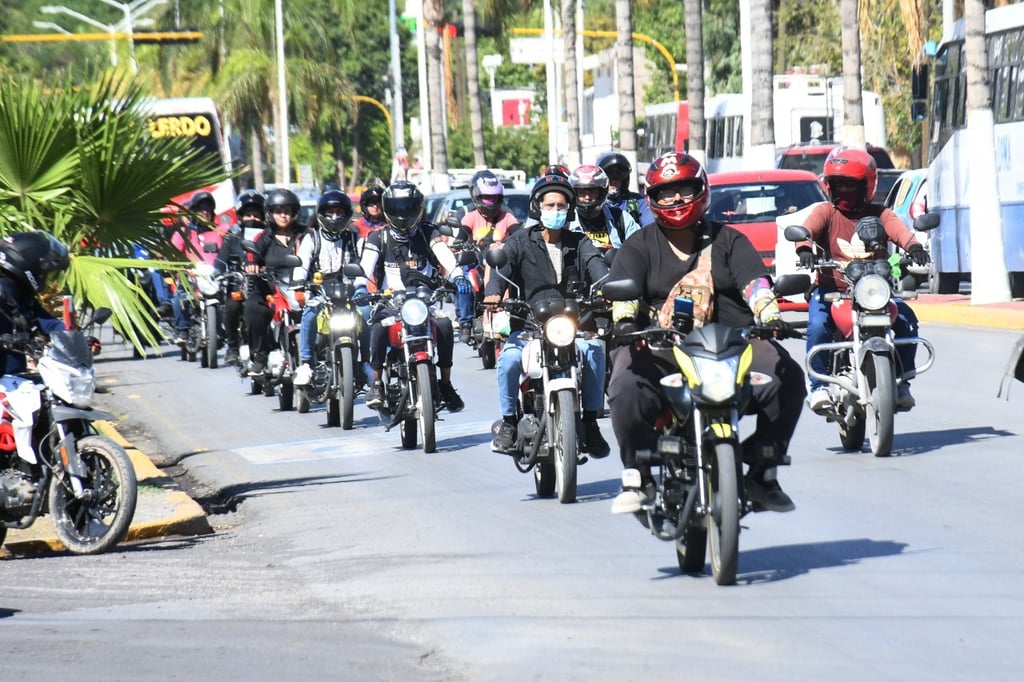 Motociclistas protestan en pleno acto oficial en contra de operativo