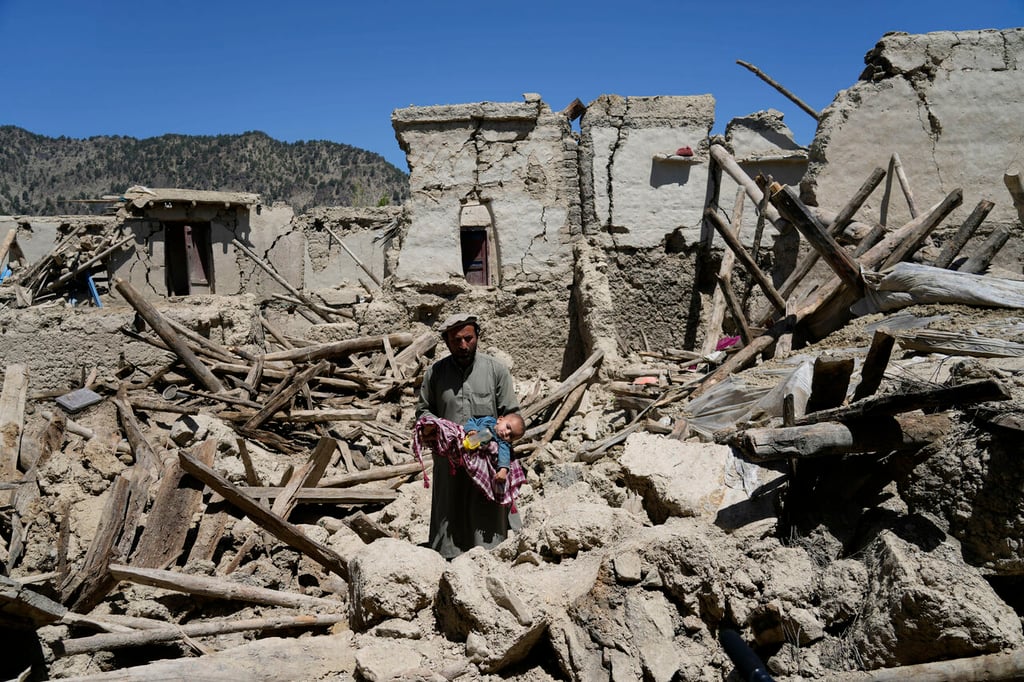 Avión paquistaní aterriza en Afganistán con ayuda por terremoto