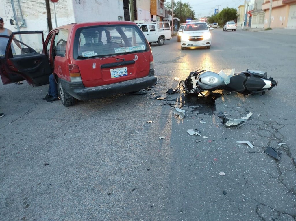 Joven motociclista resulta lesionado de gravedad tras choque en Gómez Palacio