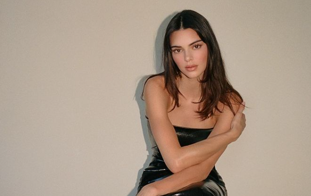 Kendall Jenner celebra la soltería posando sin ropa
