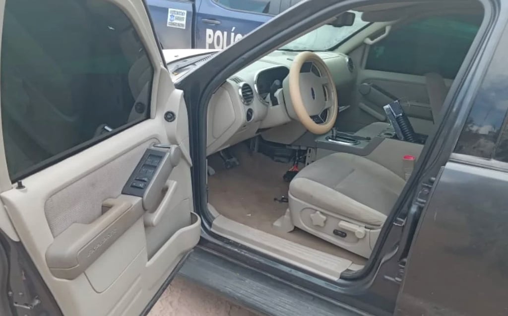 Aseguran camioneta con blindaje, armas y uniformes en Culiacán