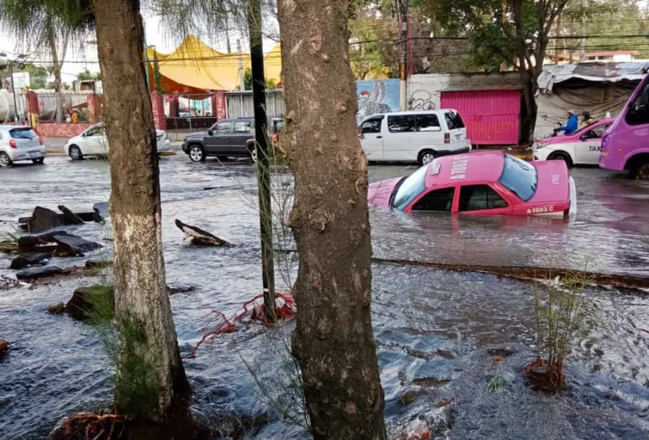 Taxista cae en hoyo provocado por fuga de agua en Iztapalapa