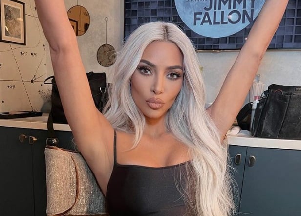 Kim Kardashian se muestra con reveladora blusa
