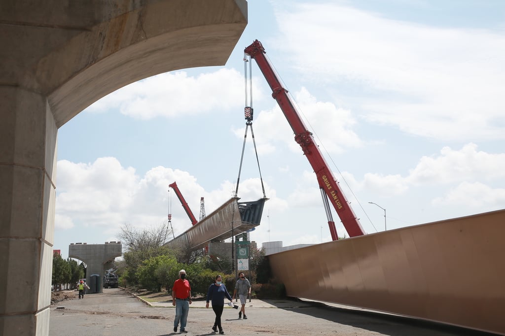 Ya iniciaron con la colocación de trabes en puente Francisco Villa