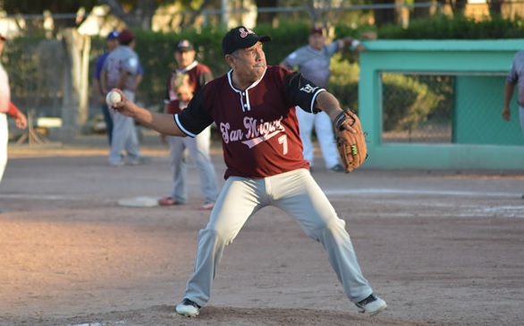 Momento cumbre en la Liga de Beisbol Súper Máster de La Laguna