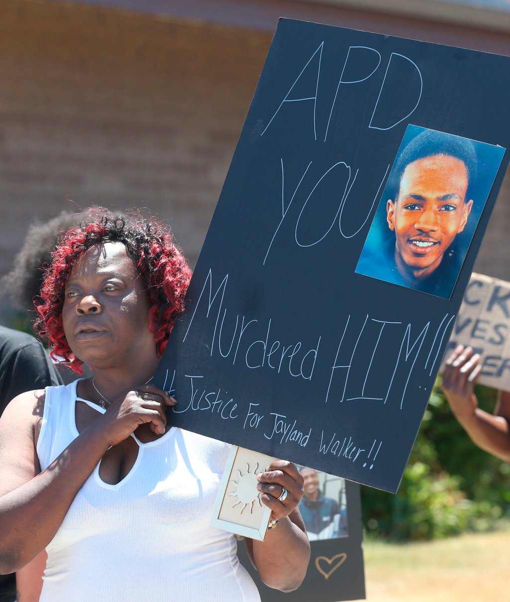 Policías de Akron matan a afroamericano con decenas de disparos al huir de control de tráfico