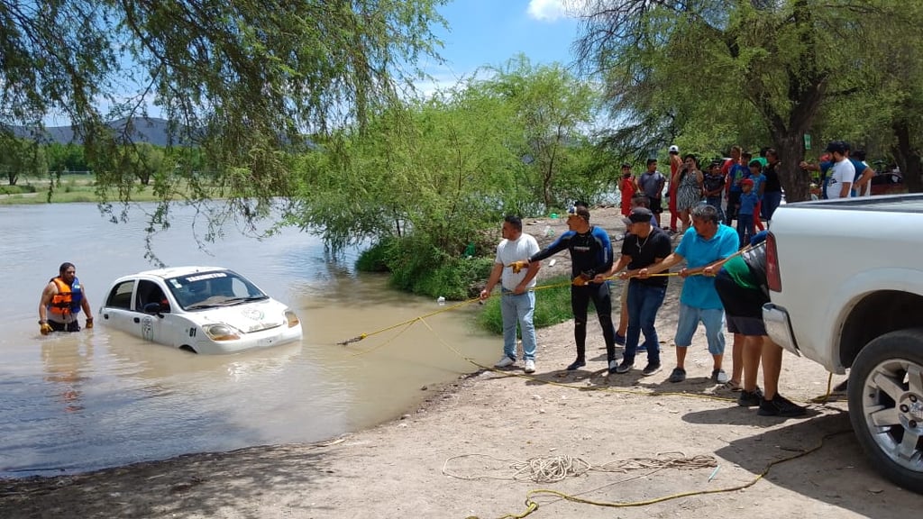 Rescatan taxi que se fue al río en el municipio de Lerdo