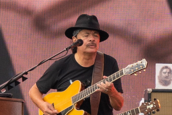 Músico Carlos Santana se desvanece durante concierto en Michigan