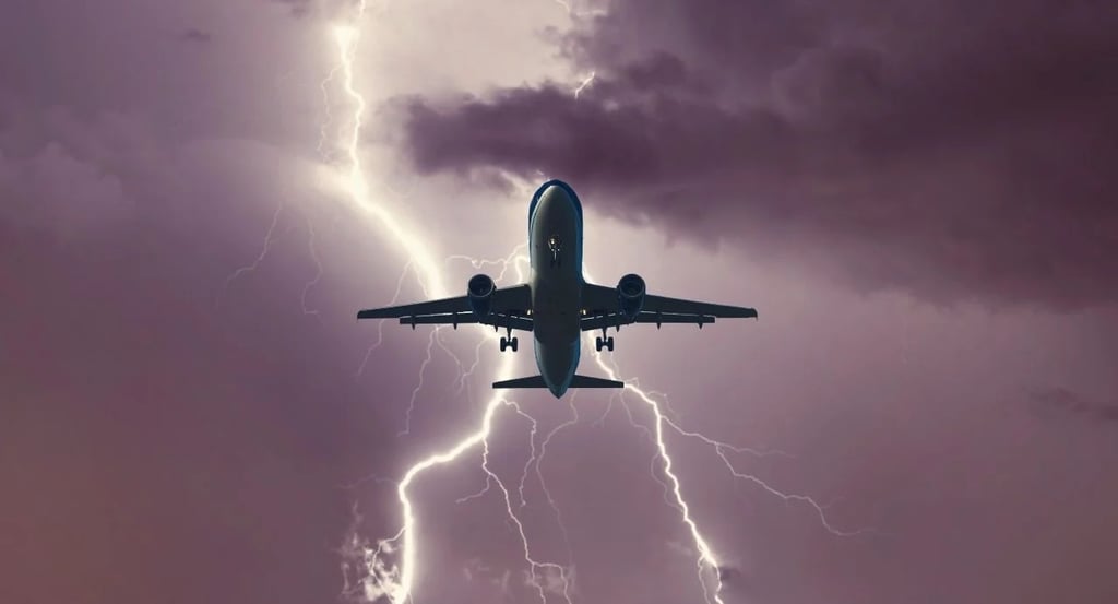 Avión aterriza de emergencia en CDMX tras ser impactado por un rayo