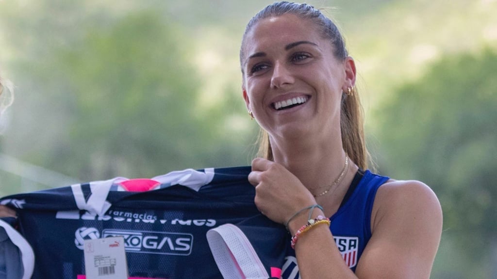 ¡Se le cumplió a la afición! Alex Morgan posa con su jersey de Rayadas