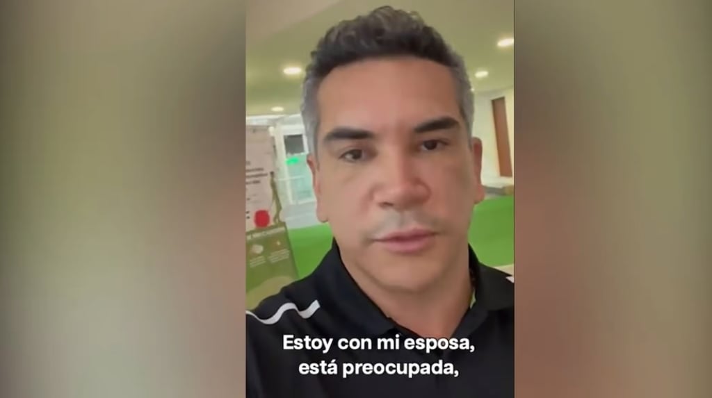 Retienen a Alejandro Moreno en Aeropuerto Internacional de CDMX por presunta alerta migratoria