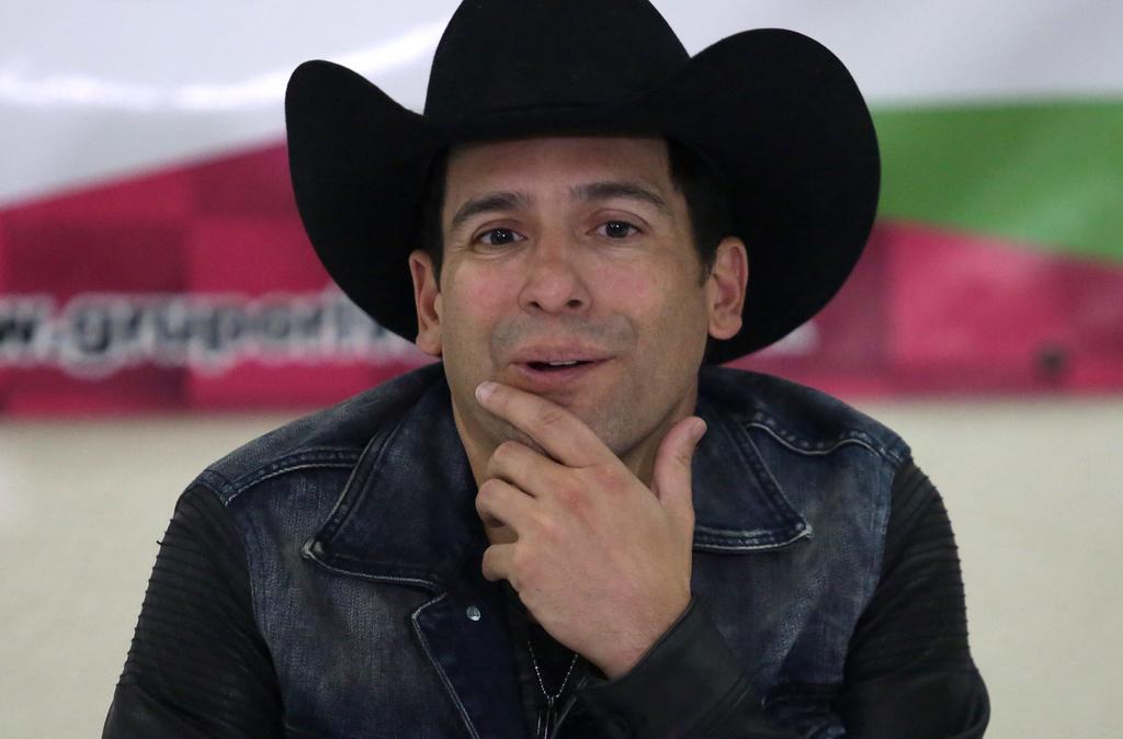 Échenle la mano al pende...: Bobby Pulido le ayuda a fan despistado a encontrar el amor