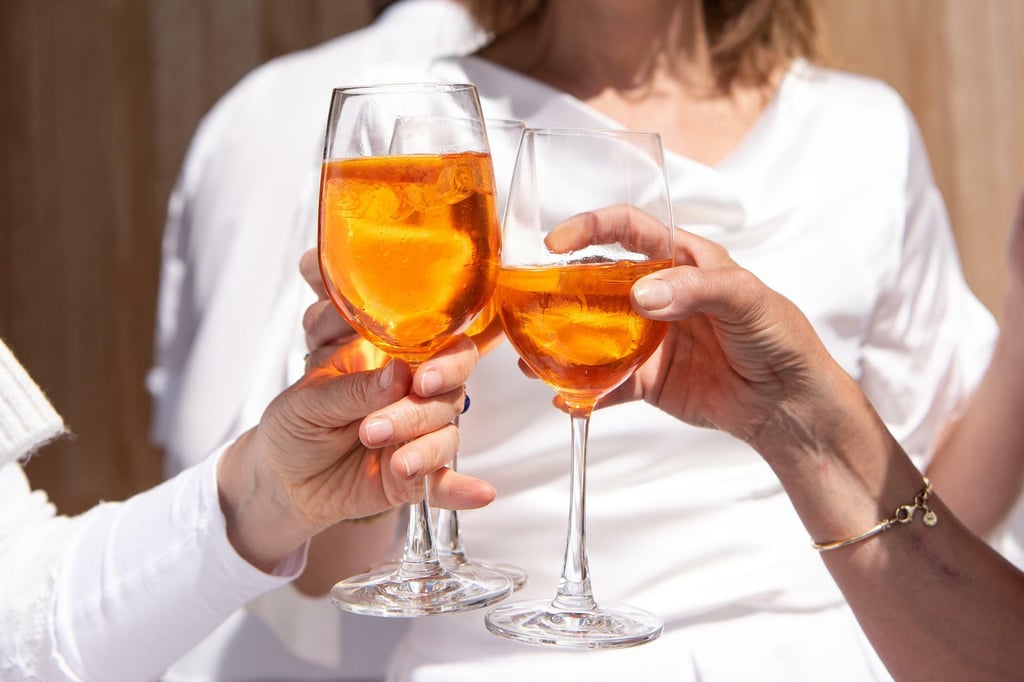 Estudio asocia un poco de alcohol con beneficios en adultos