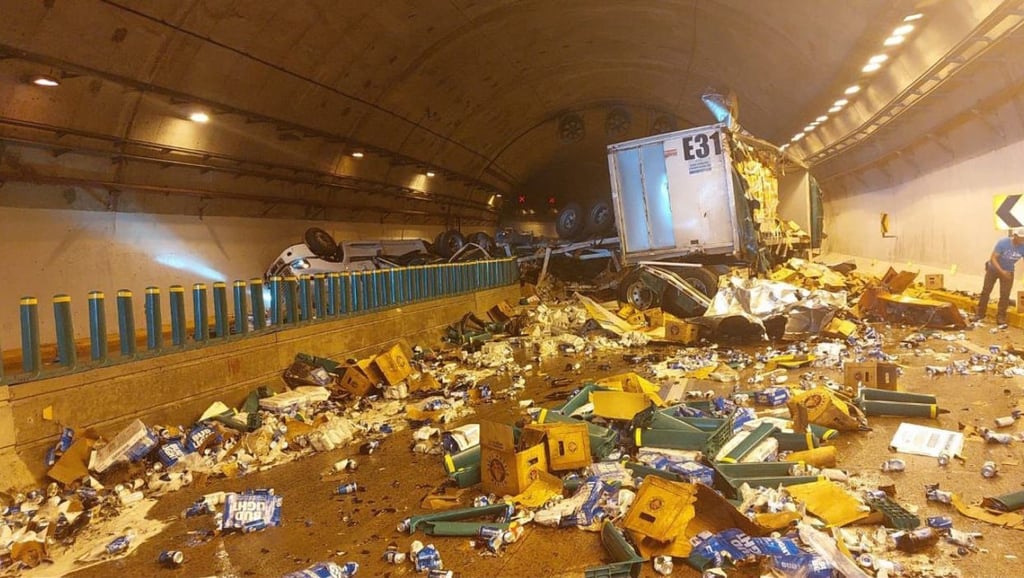 Volcadura de tráiler con cerveza en la ‘Súper’ desata rapiña; cierran circulación