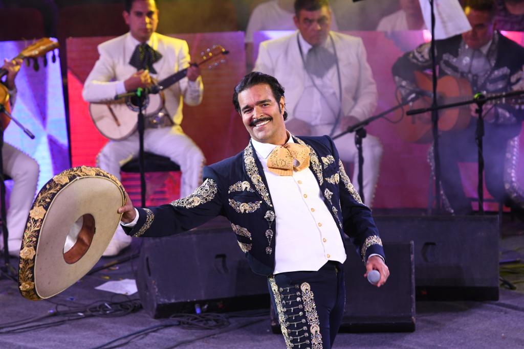 Pablo Montero deleita a su gente desde el Palenque Vicente Fernández 