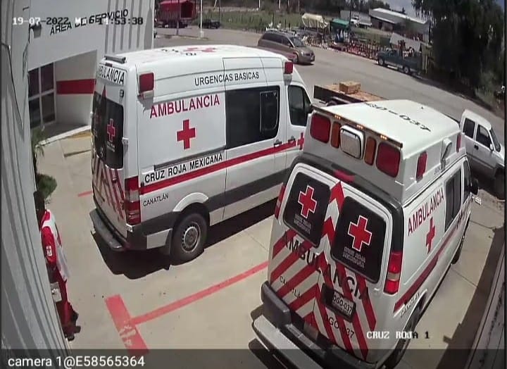 Camioneta particular impide el paso de emergencia de ambulancias en Canatlán