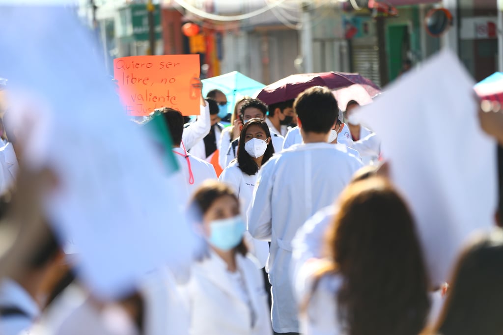 Consideran que es 'imposible' eliminar el servicio social para médicos