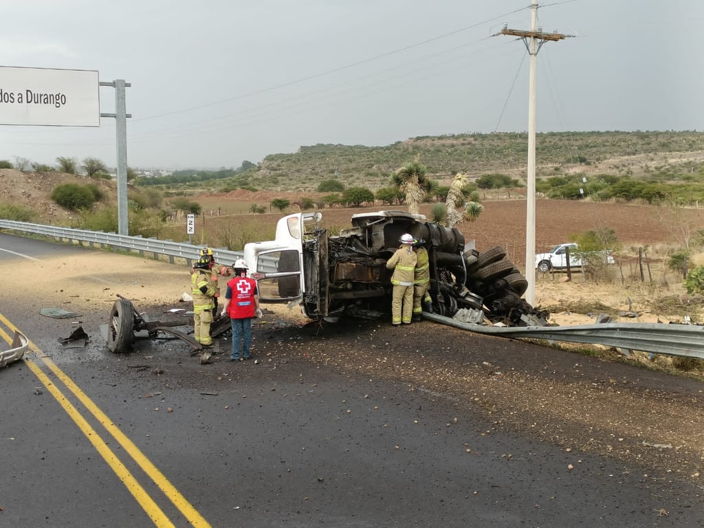 Camión sin frenos arrolla y mata a un varón en caseta de carretera Durango-Mazatlán