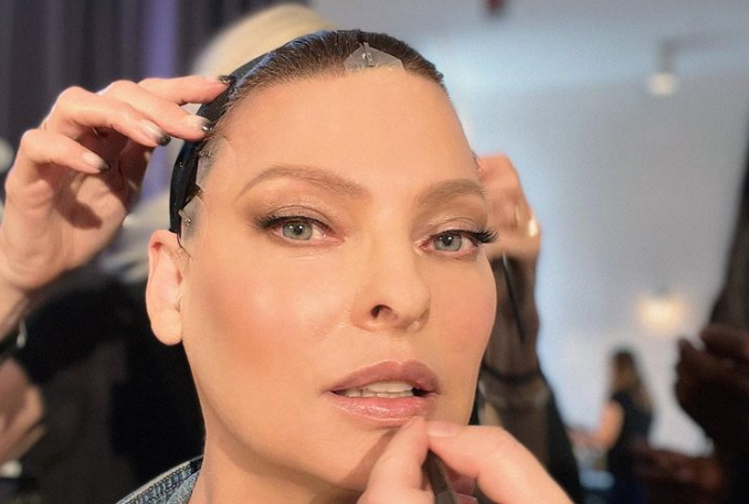 Linda Evangelista vuelve a modelar
