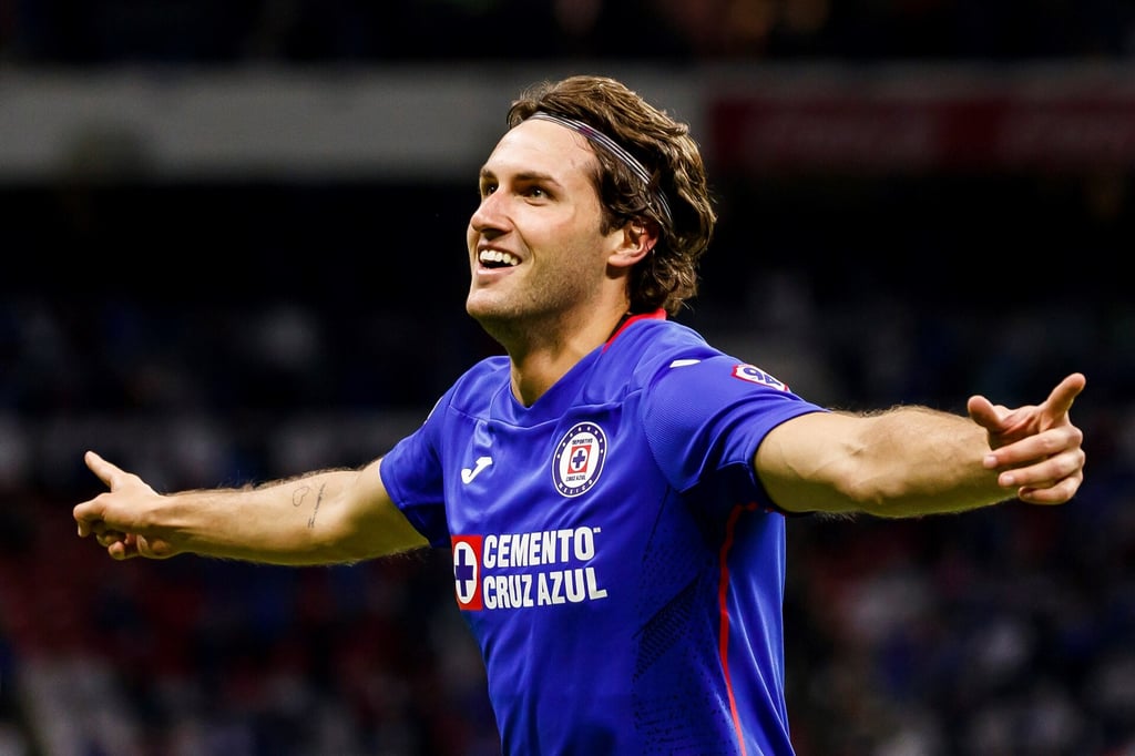 Santiago Giménez, con un pie afuera de la Liga MX