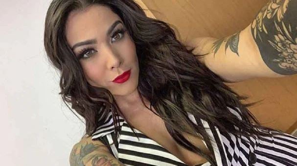 Erika Fernández posa en 'topless' y 'reta' a la censura de Instagram