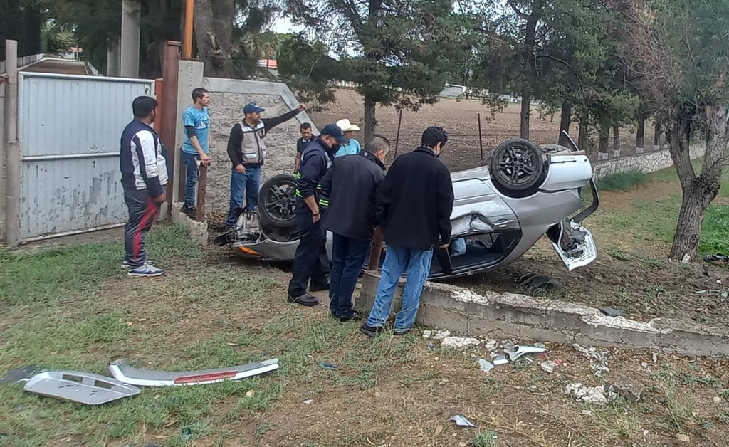 Velocidad. Un joven que circulaba por la carretera a México perdió el control de su choche y terminó fuera de la cinta asfáltica y volcado.