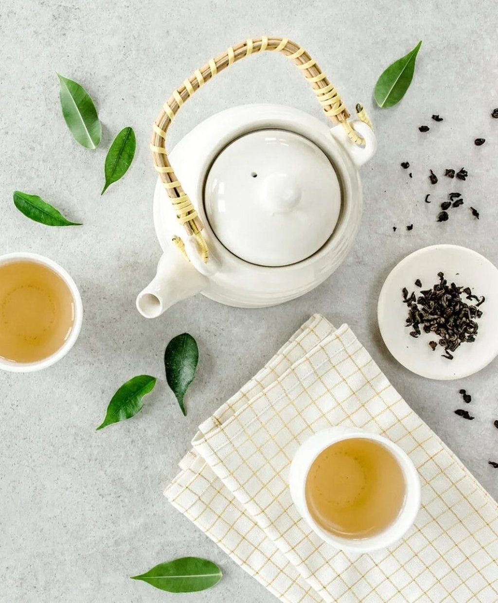 El té blanco está hecho de la planta Camellia sinensis, y posee grandes beneficios para la salud.