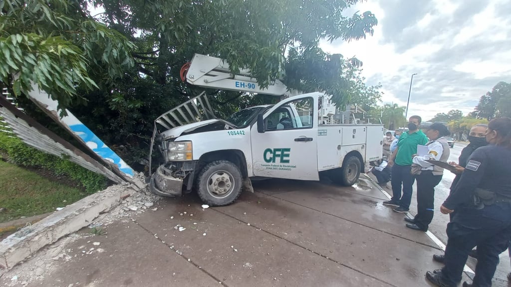Camioneta de la CFE se queda sin frenos y choca contra el ITD