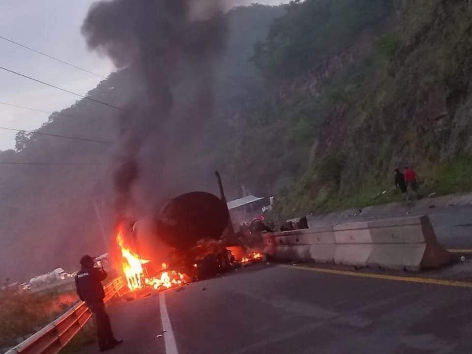 Pipa se incendia en la 'Súper' Durango-Mazatlán; vía está cerrada