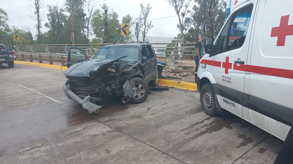 Camioneta se estrella contra muro de contención del Parque Guadiana