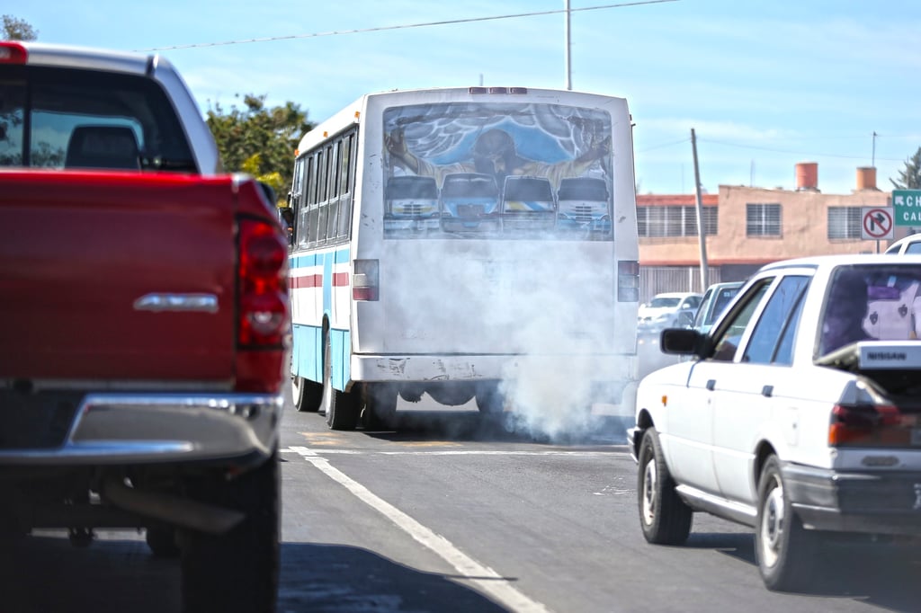 Transporte público y ‘chocolatos’, los que más contaminan en Durango
