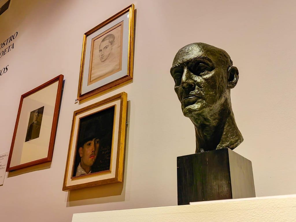Acervo. Las piezas donadas por un familiar del poeta mexicano, están integradas por esculturas, pinturas y documentales.