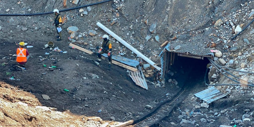 Versión. De acuerdo con medios locales, el derrumbe ocurrió luego de que la excavación de la mina coincidió con un río subterráneo, lo que provocó la inundación del conducto minero y, consecuentemente, el colapso. 
