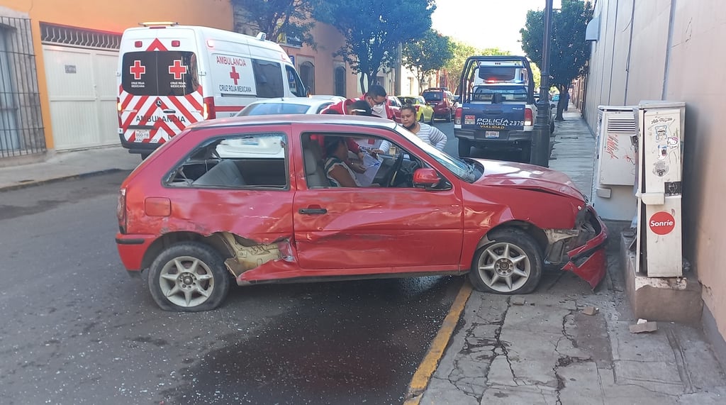 Accidente. Conductor se pasa el alto y provoca choque en Aquiles Serdán y Juárez.