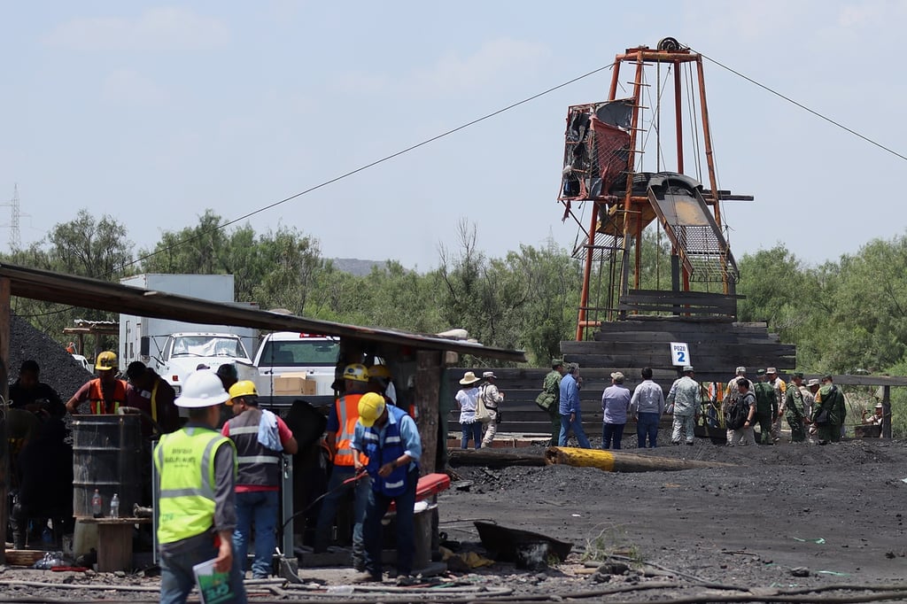 Blindaje. Al cumplirse más de 2 días del accidente en los pozos mineros de la comunidad Las Agujitas y mientras avanzan los trabajos para desazolvar, también inició el blindaje de la zona cero.