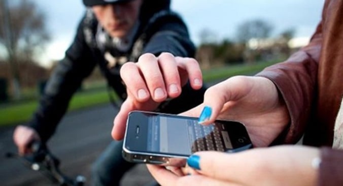 VIDEO: Frustran robo de celular tacleando a ladrón