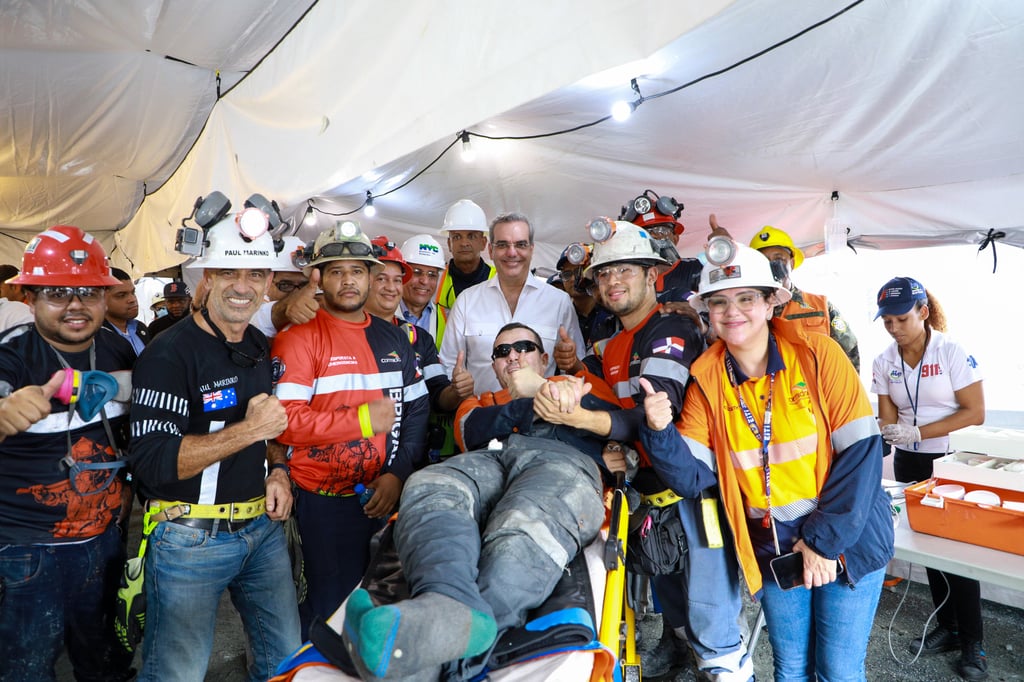 Rescatan con vida a dos mineros en República Dominicana, participan técnicos de México