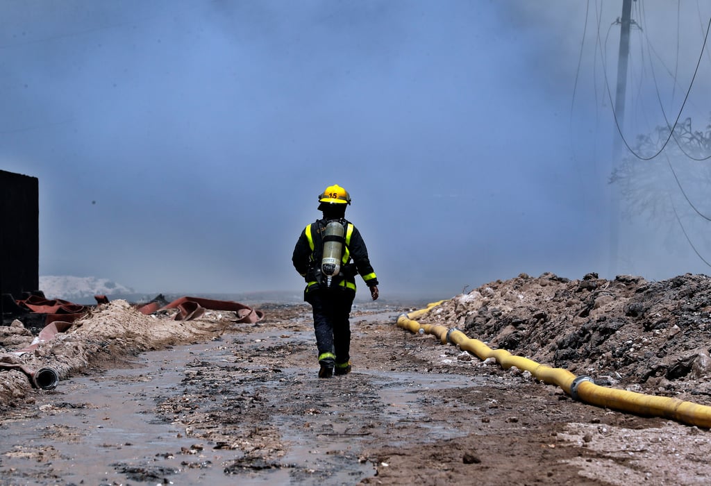 Amaina incendio de depósitos de combustible en Matanzas, Cuba