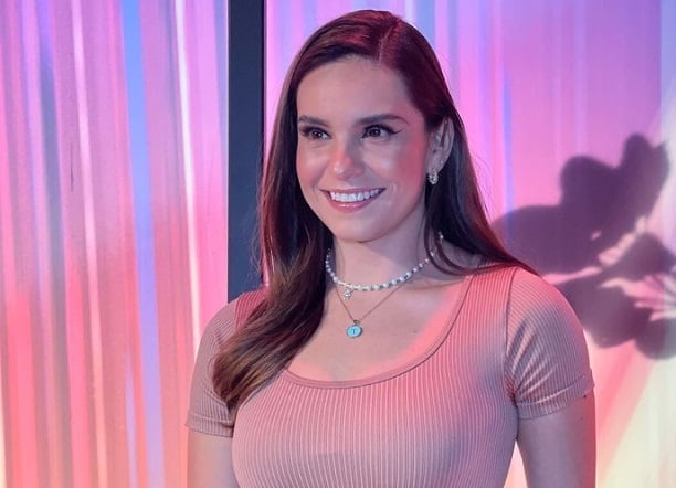 Tania Rincón Se muestra colgándose sobre el mar en bikini