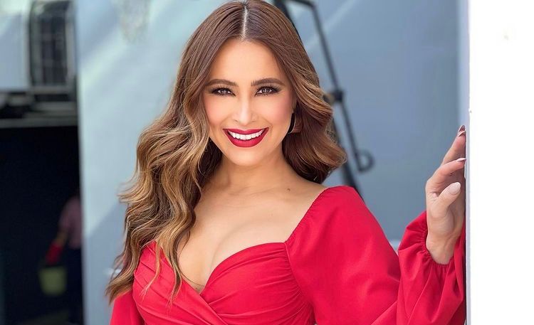 ¡Valen $30 mil! Cynthia Rodríguez presume lujosas chanclas de la marca Chanel