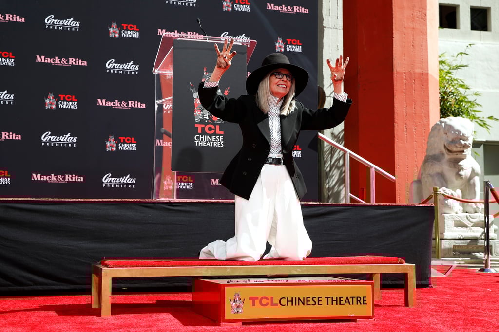 Leyenda del cine Diane Keaton inmortaliza sus huellas en el famoso Teatro Chino de Hollywood