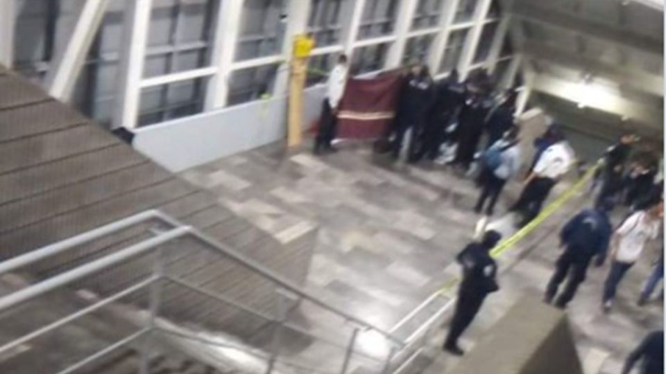 Mujer muere repentinamente después de vomitar sangre en Metro de la CDMX