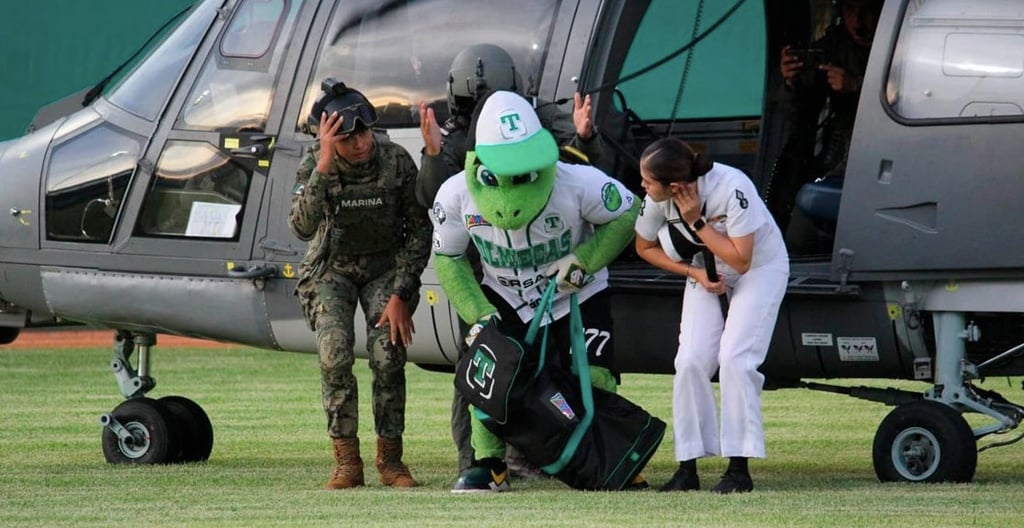 Trasladan en helicóptero de Semar a mascota de equipo de beisbol