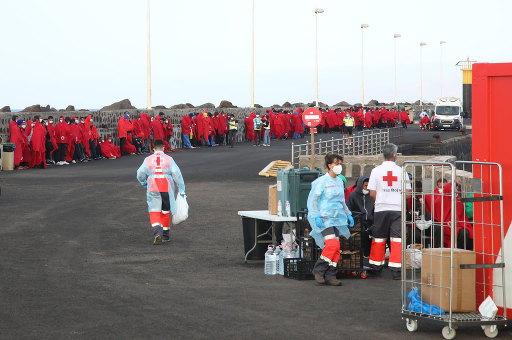 Autoridades rescatan a 367 inmigrantes en Canarias