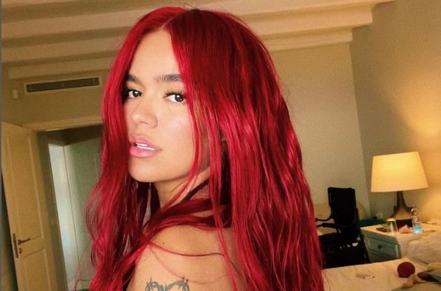 Karol G posa sin ropa desde la cama